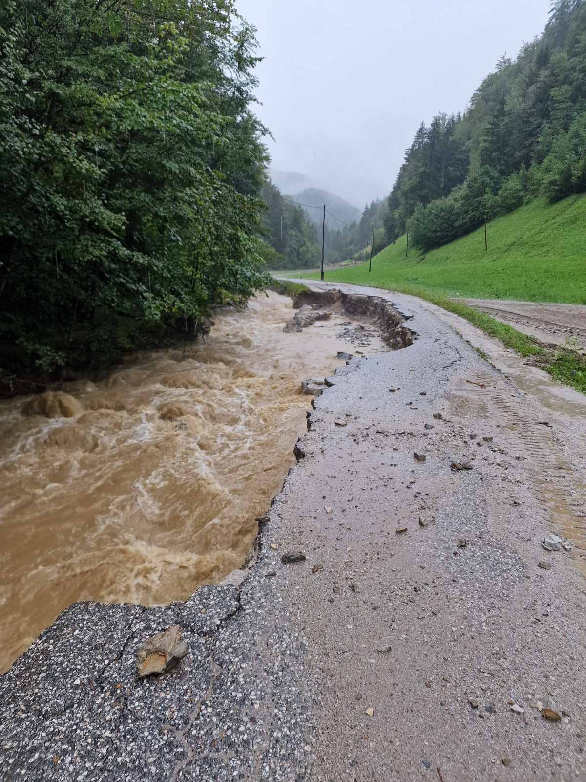 6 Potrebuježev graben prej in po sanaciji